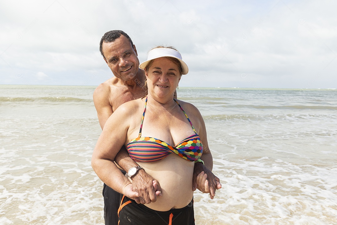 Casal curtindo ferias na praia