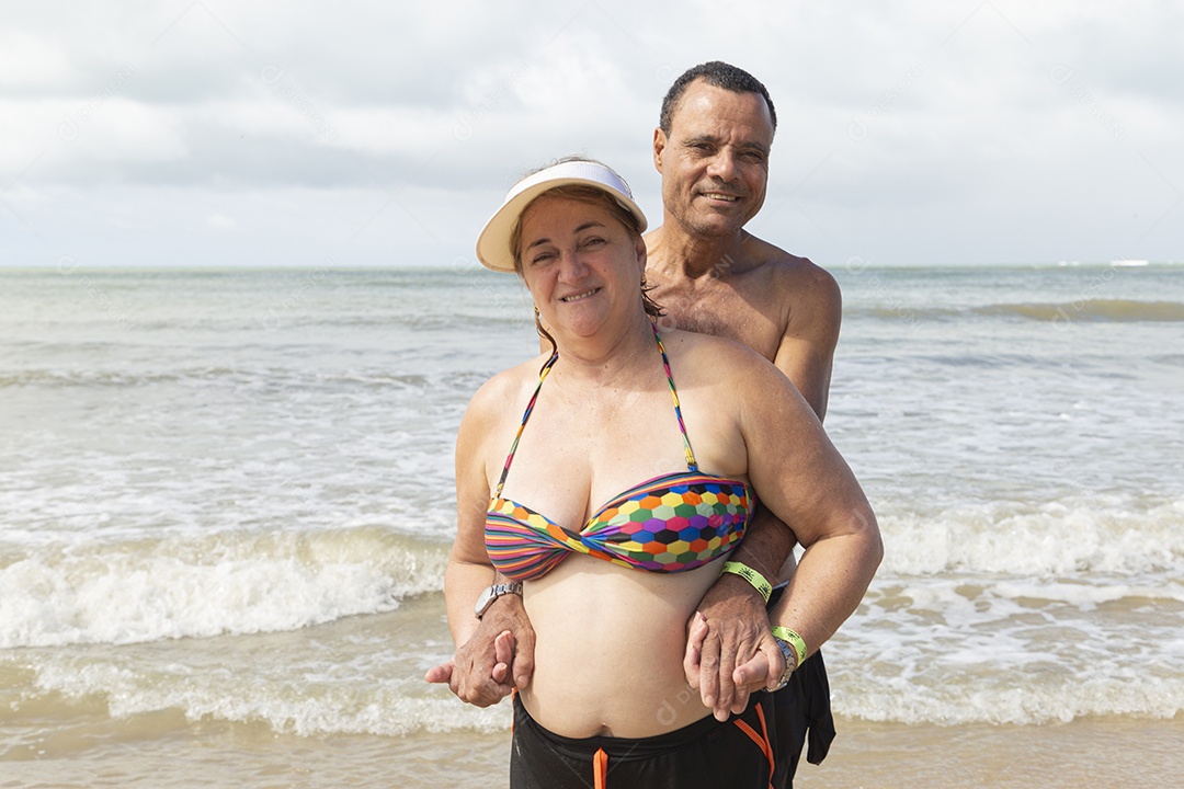 Casal curtindo ferias na praia