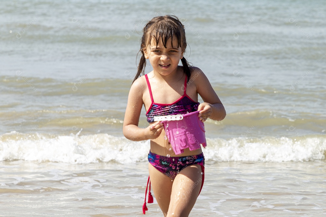 Linda menina curtindo férias na praia