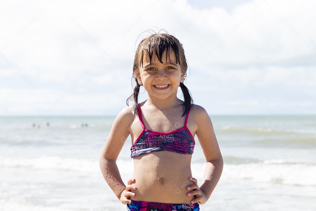 Linda menina curtindo férias na praia
