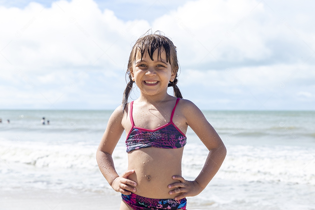Linda menina curtindo férias na praia