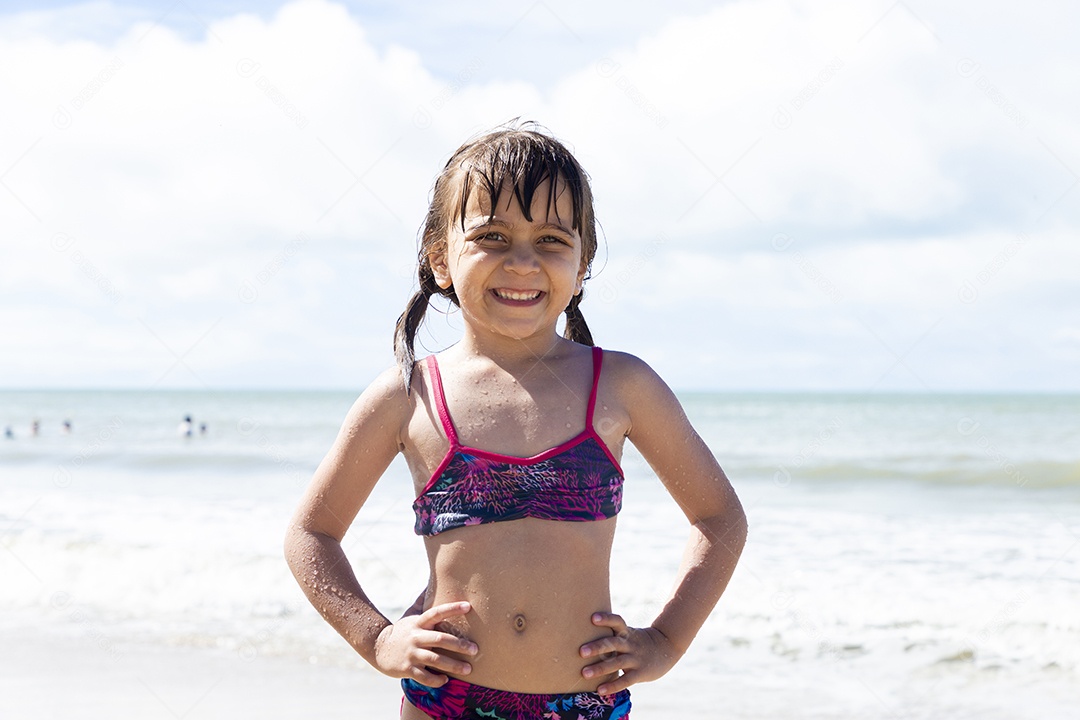 Linda menina curtindo férias na praia
