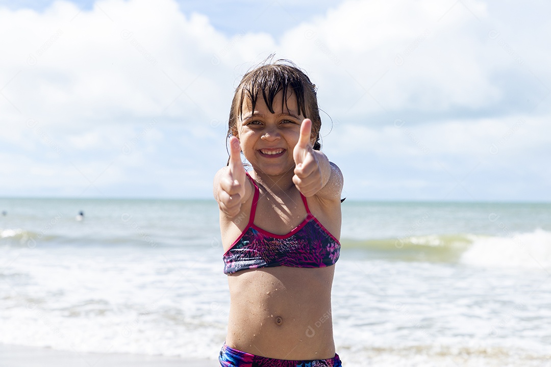 Linda menina curtindo férias na praia