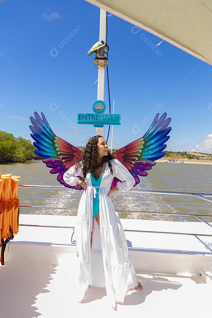 Linda jovem posando para foto na praia