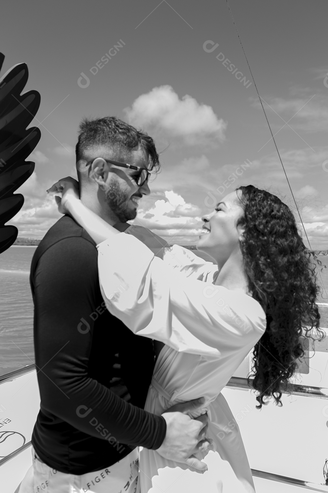 Casal jovem posando para foto na praia
