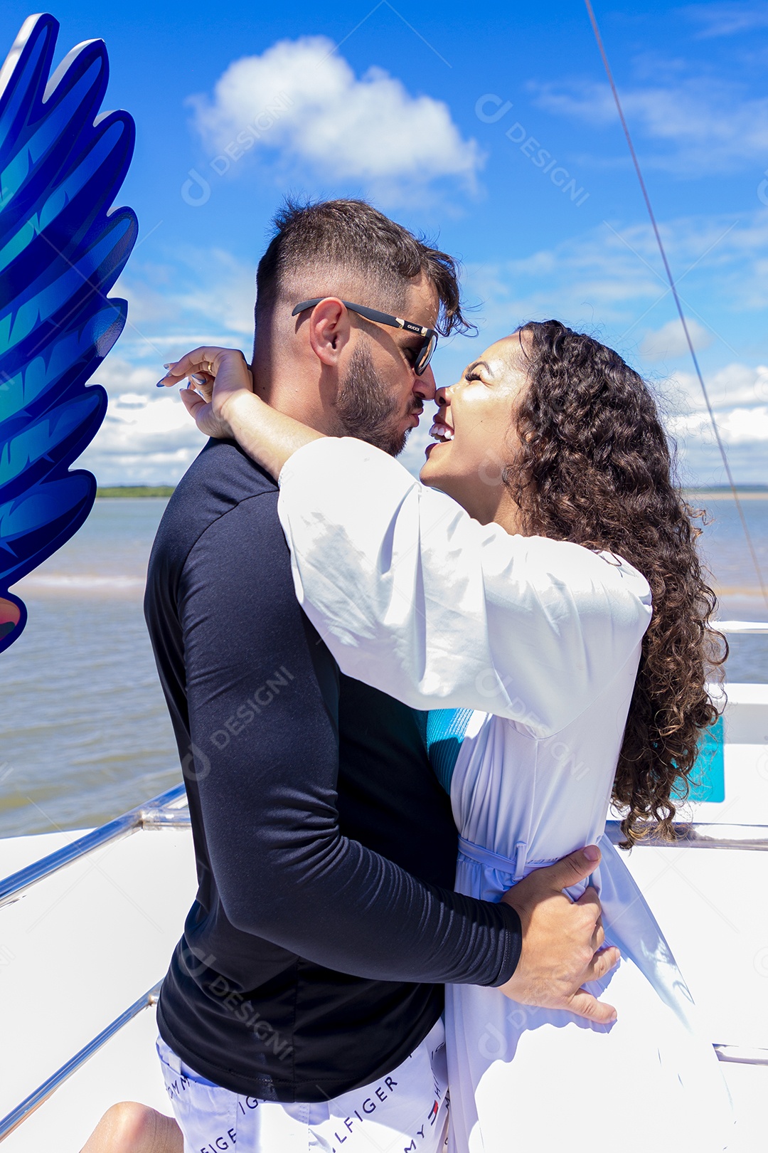 Casal jovem posando para foto na praia