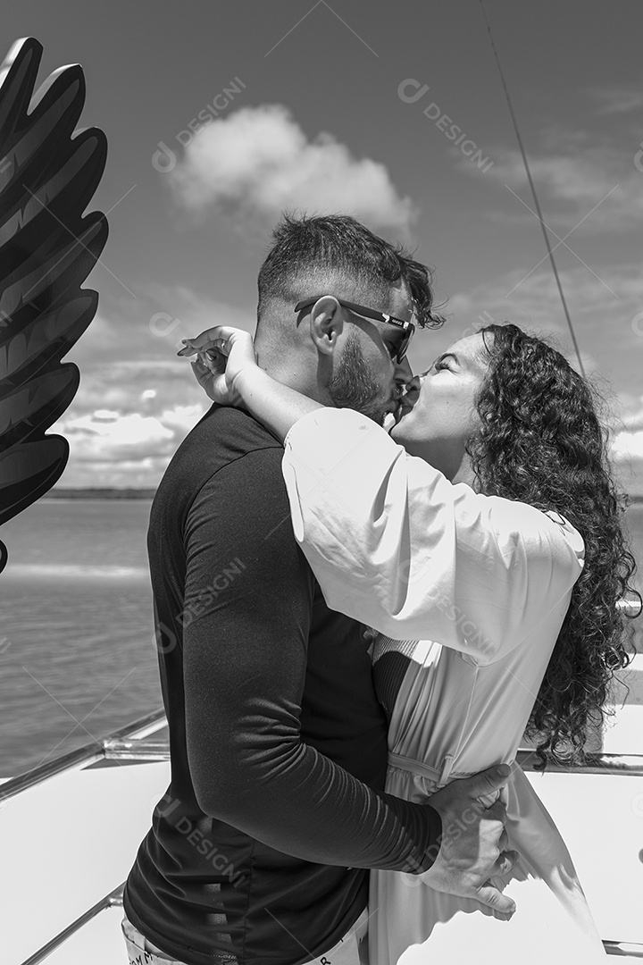 Casal jovem posando para foto na praia