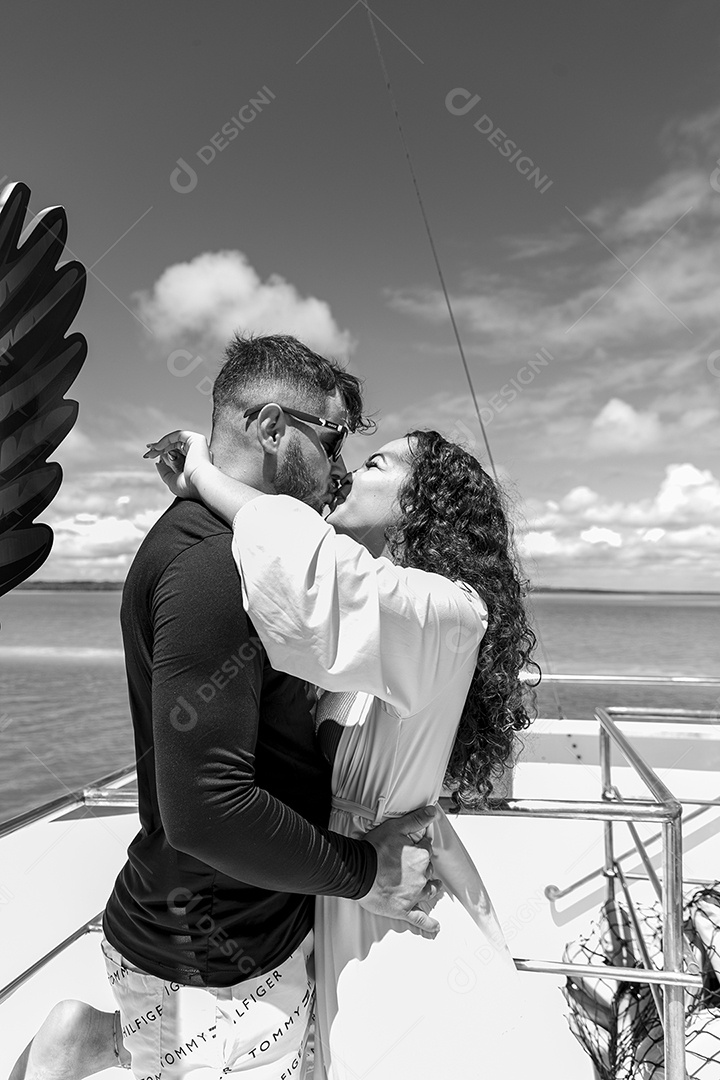 Casal jovem posando para foto na praia