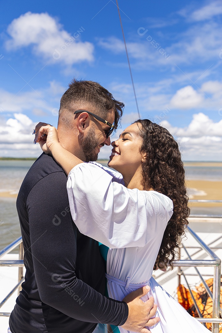 Casal jovem posando para foto na praia