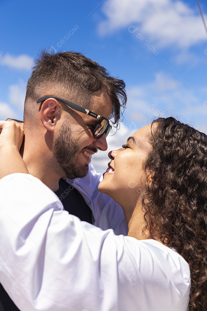 Casal jovem posando para foto na praia