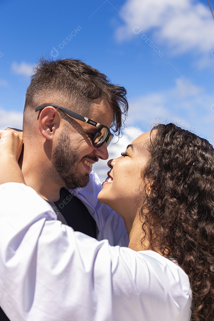 Casal jovem posando para foto na praia