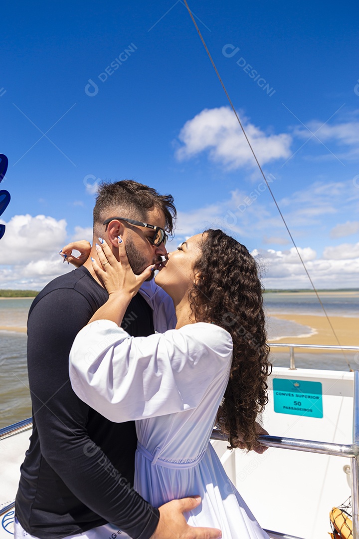 Casal jovem posando para foto na praia