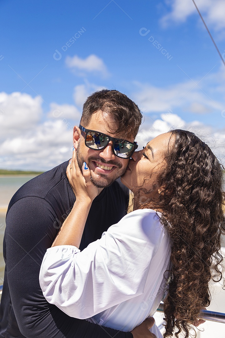 Casal jovem posando para foto na praia