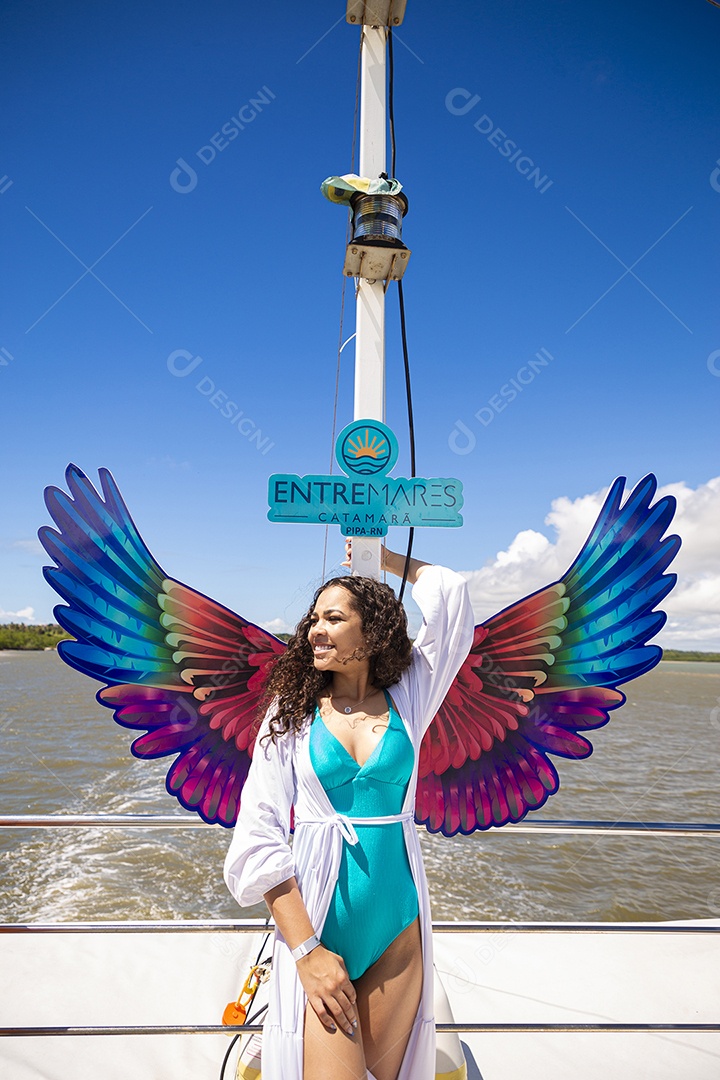 Linda garota posando para foto na praia