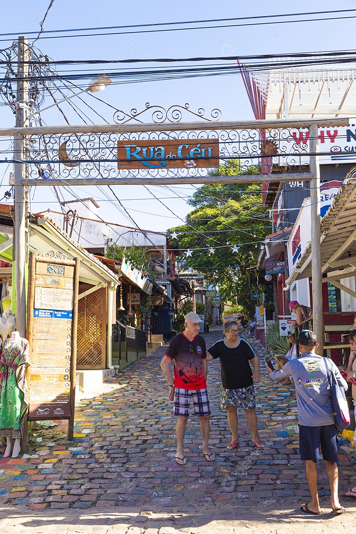 Rua movimentada da cidade praiana