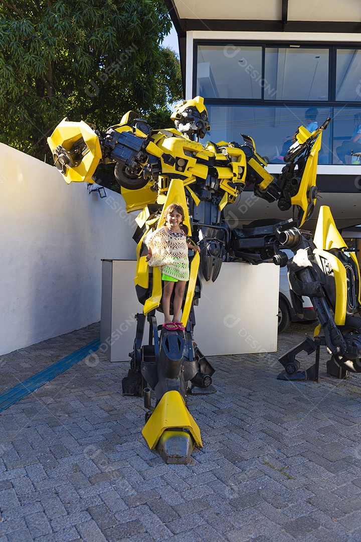 Linda menina tirando foto no robô