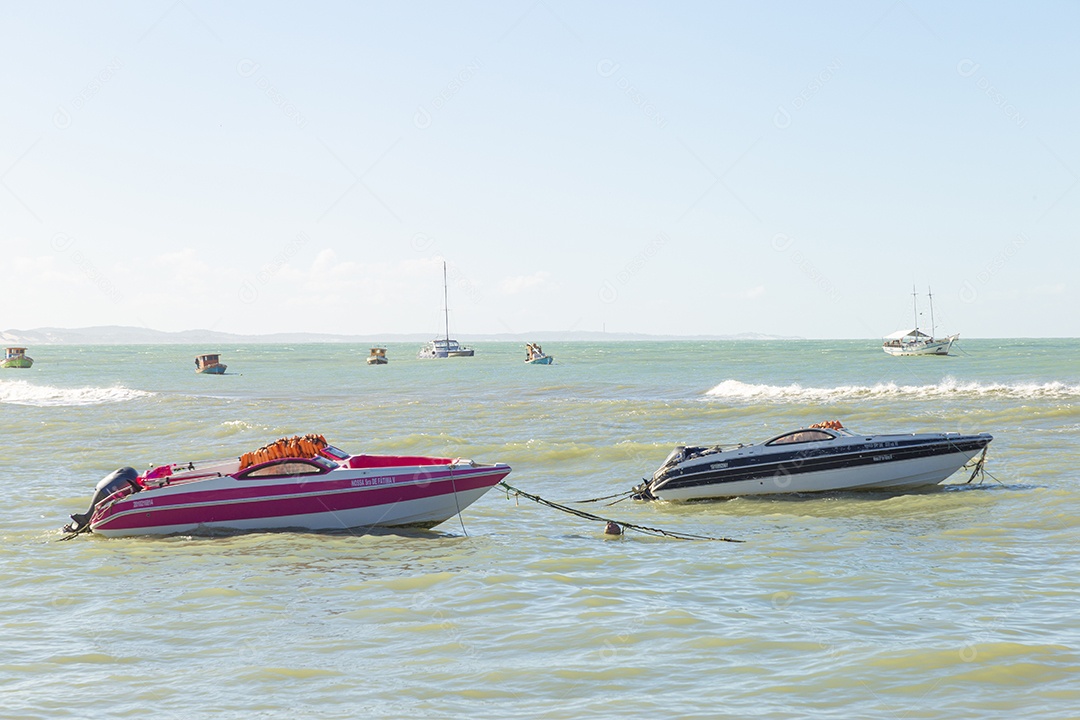 Lanchas sobre o mar