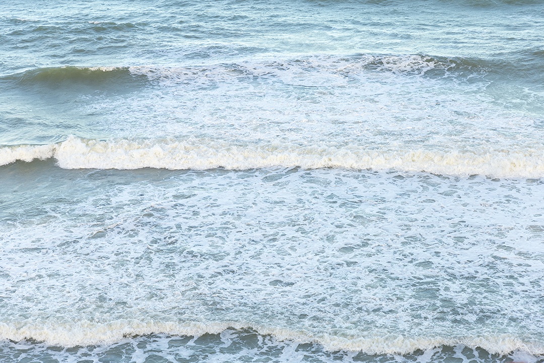 Ondas nas águas da praia