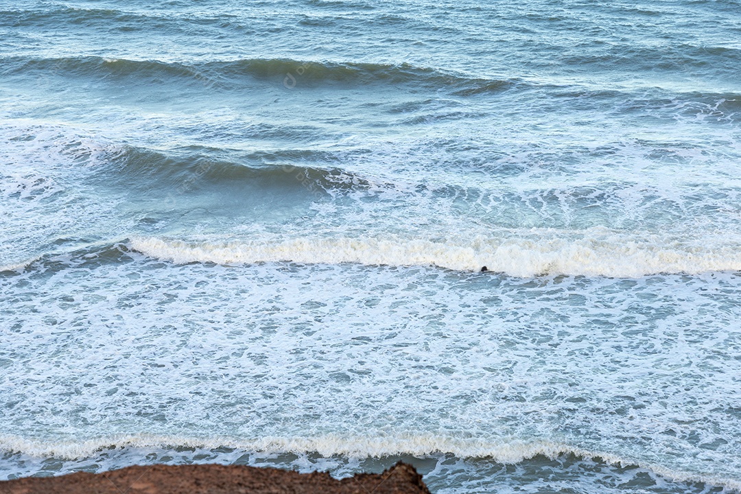 Ondas nas águas da praia