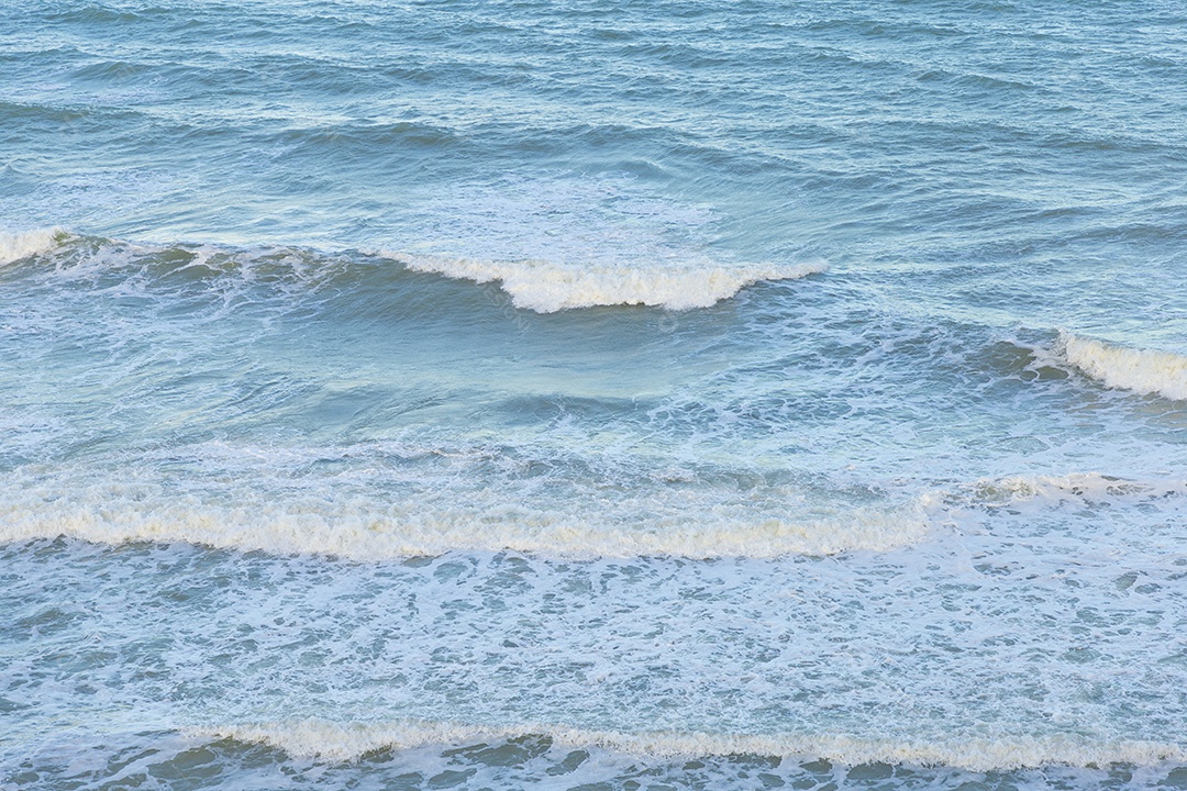 Ondas nas águas da praia