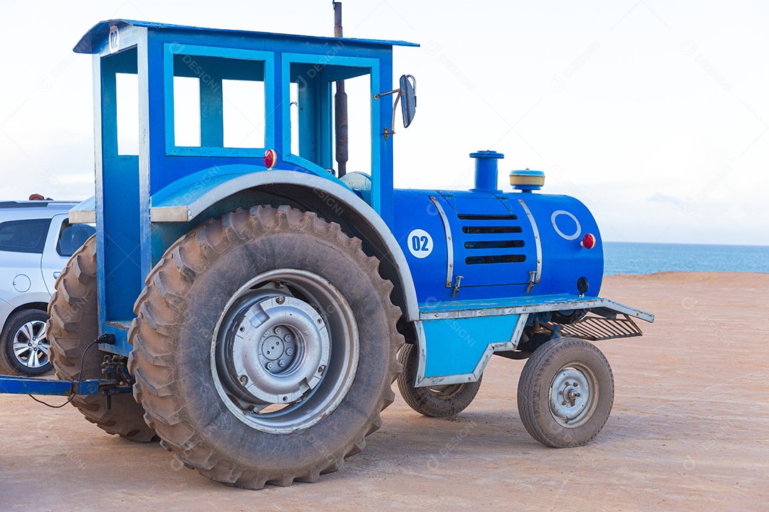 Trator azul de passeio na praia de Pipa