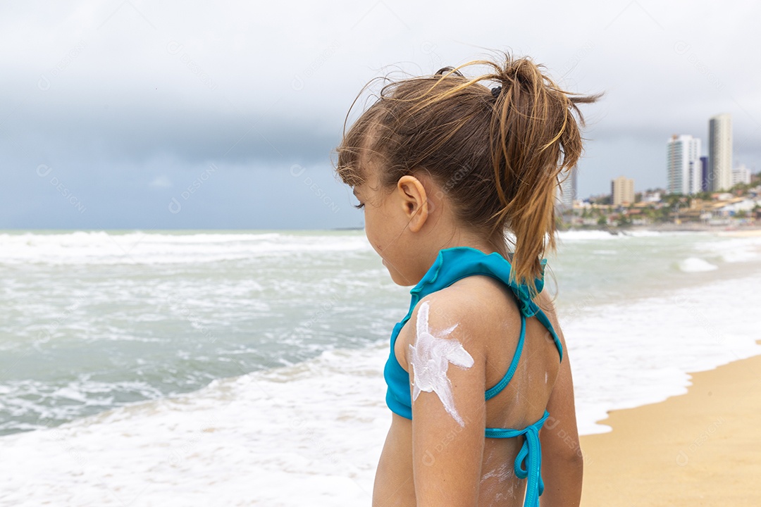 Garotinha brincando na praia