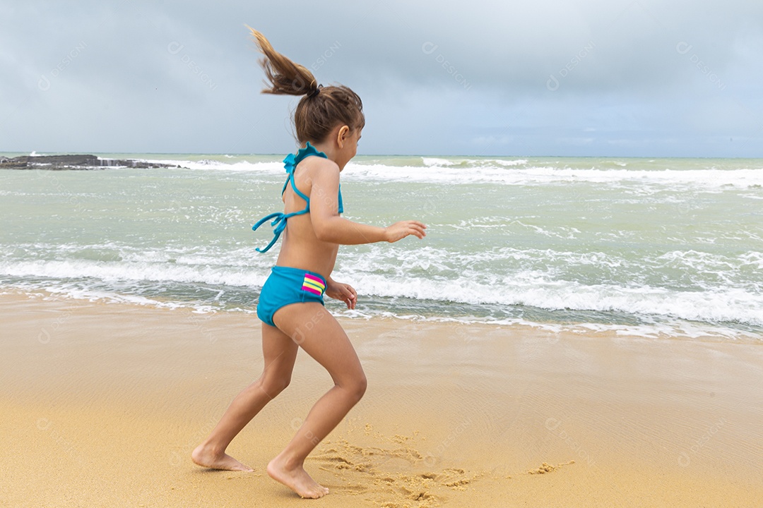 Garotinha brincando na praia