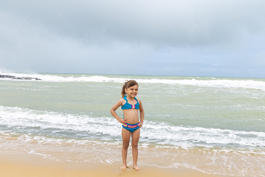 Garotinha brincando na praia