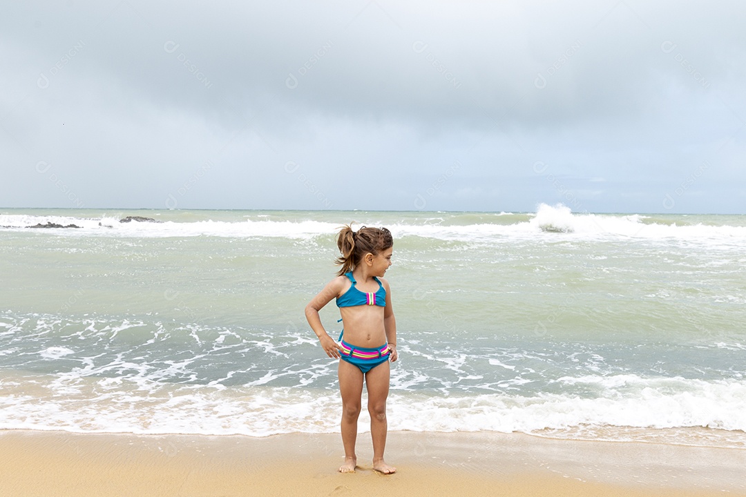 Garotinha brincando na praia