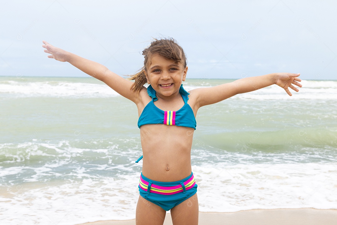Garotinha brincando na praia