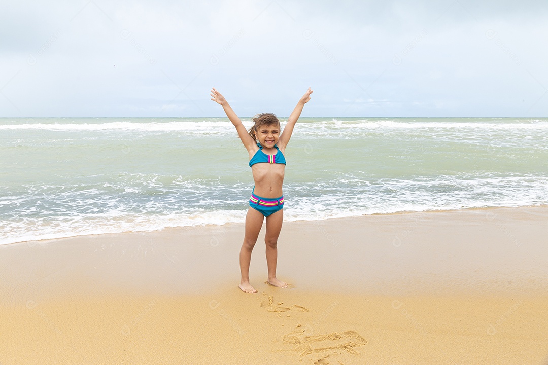 Garotinha sorridente na praia