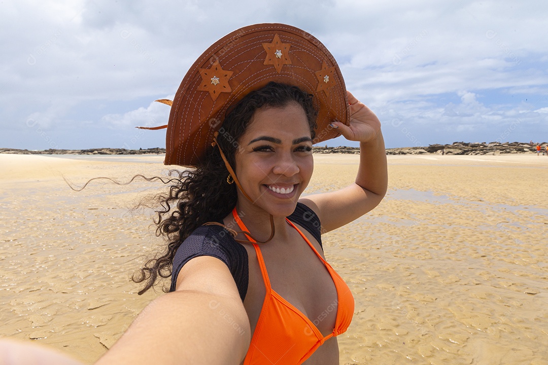 Linda mulher curtindo na praia