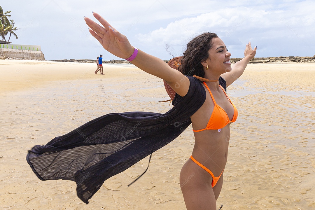 Linda mulher curtindo na praia