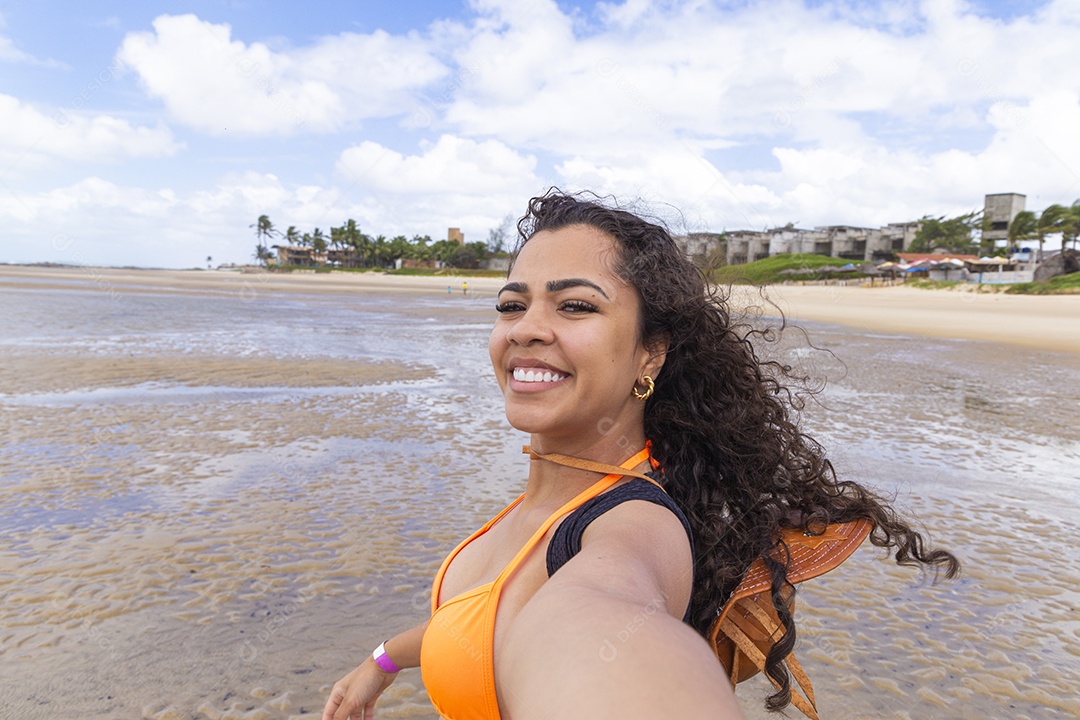 Linda mulher curtindo na praia