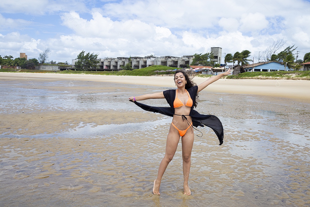 Linda jovem mulher curtindo na praia Brasileira