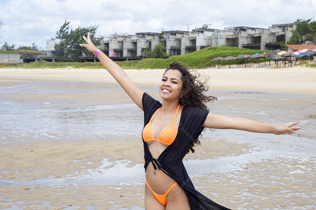 Linda jovem mulher curtindo na praia Brasileira