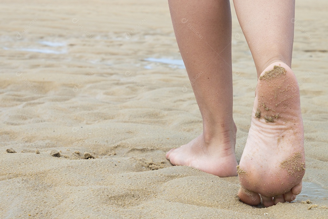 Linda jovem mulher curtindo na praia Brasileira