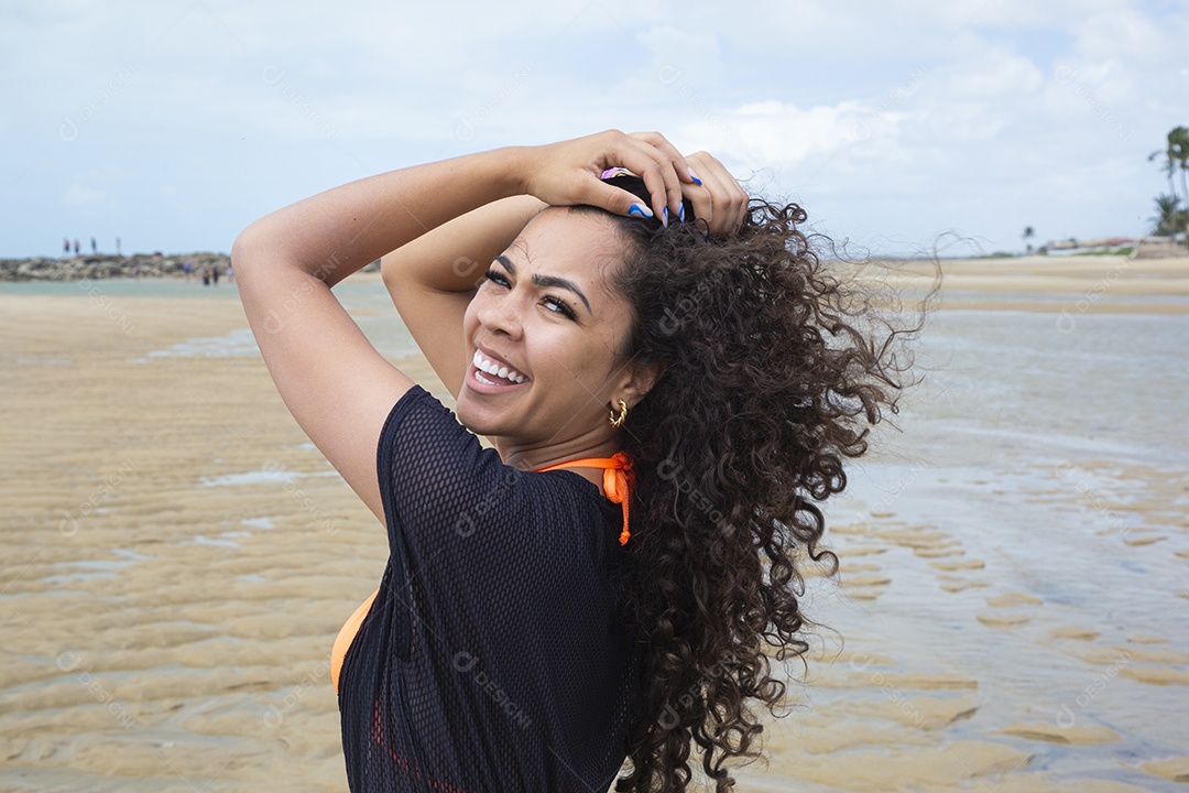 Linda jovem mulher curtindo na praia Brasileira