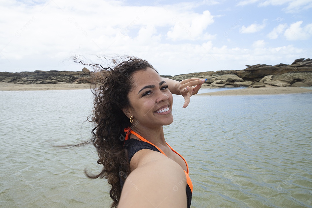 Linda jovem mulher curtindo na praia Brasileira