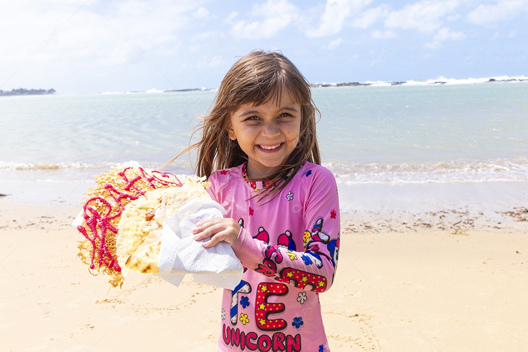 Linda garotinha sorridente na praia