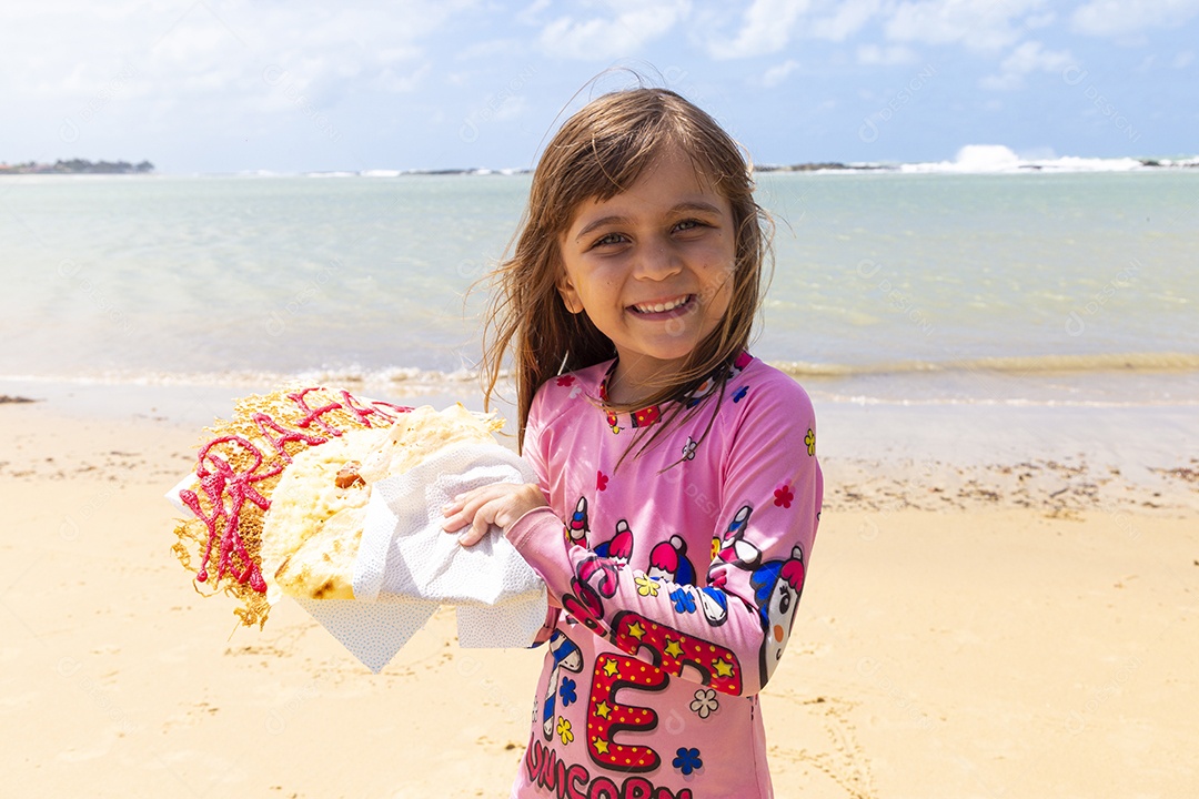 Linda garotinha sorridente na praia