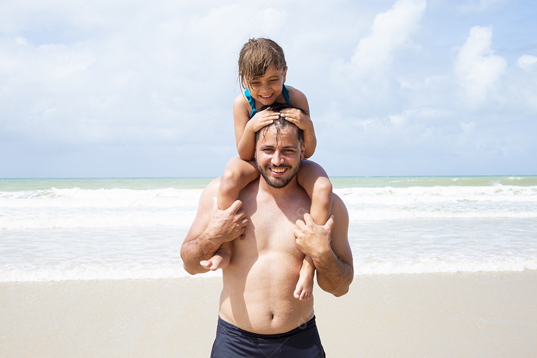 Pai e filha brincando na praia