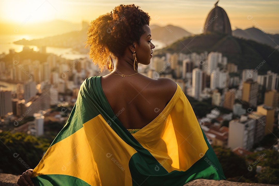 Linda mulher jovem brasileira sobre uma praia