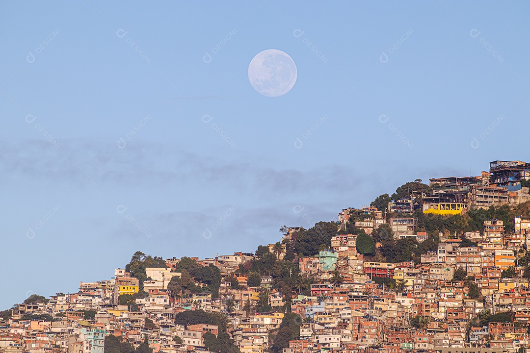 lua cheia e a comunidade do Vidigal.