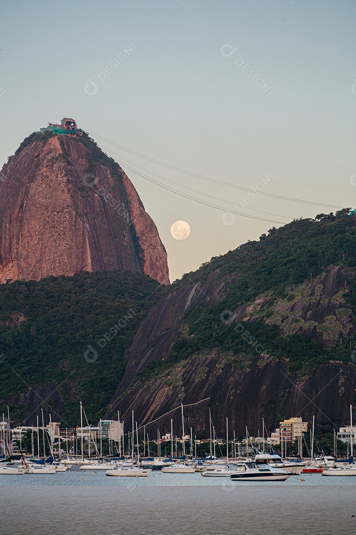 Nascer da lua atrás do Pão de Açúcar, no Rio de Janeiro