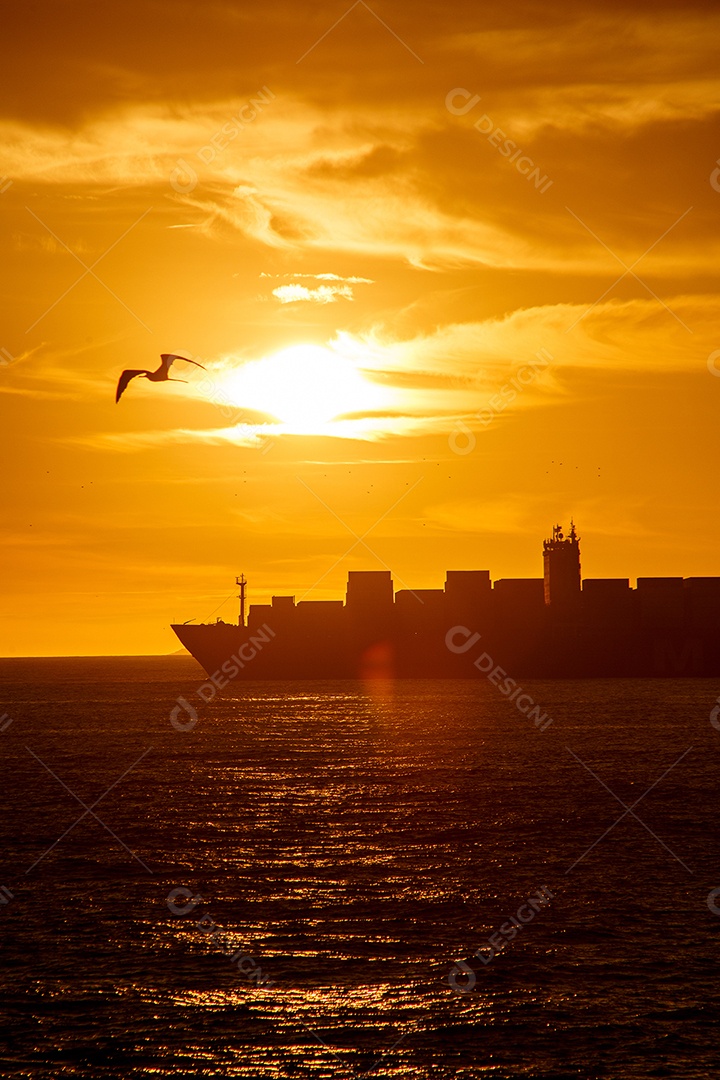silhueta de um navio cargueiro ao amanhecer na praia de copacabana, no rio de janeiro