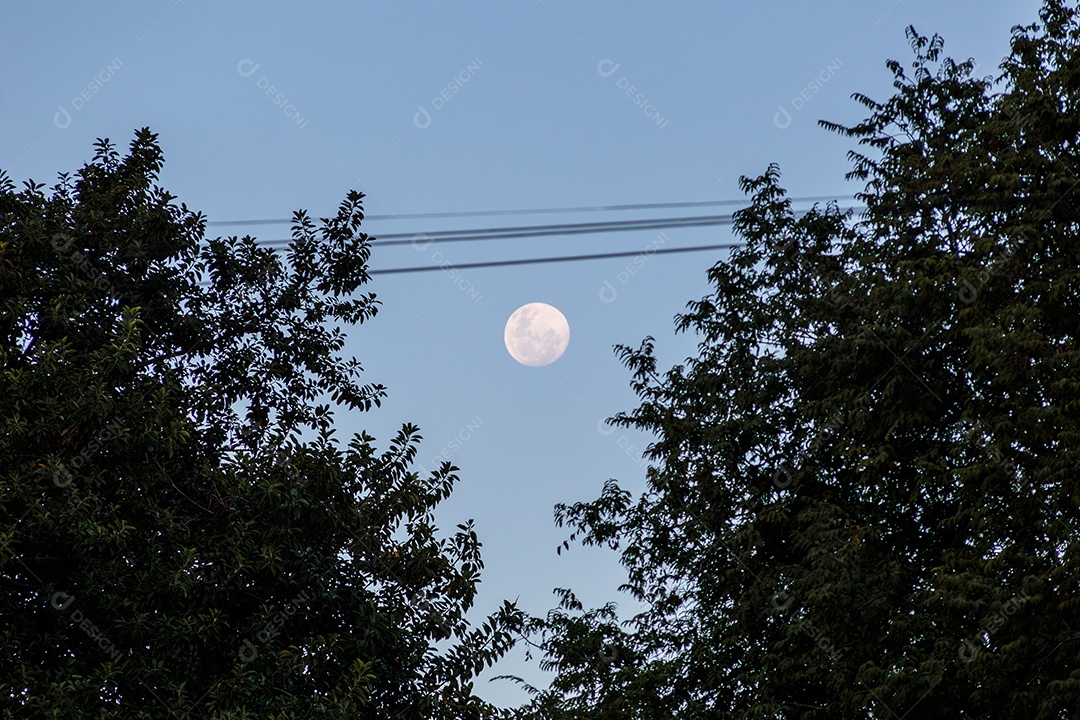 pôr da lua no céu do Rio de Janeiro.