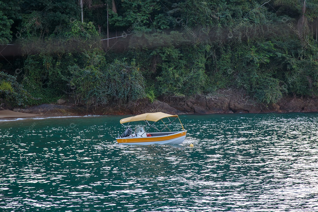 Grande ilha baia em Angra dos Reis, no Rio de Janeiro.