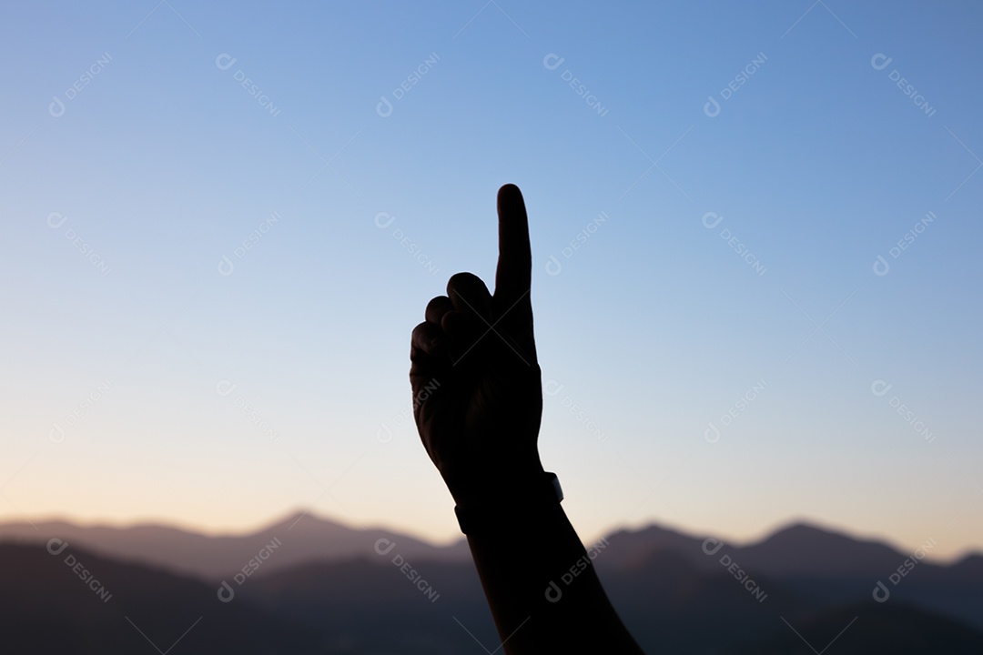 Silhueta de mãos em forma de número um com um lindo céu colorido de fim de tarde no Rio de Janeiro