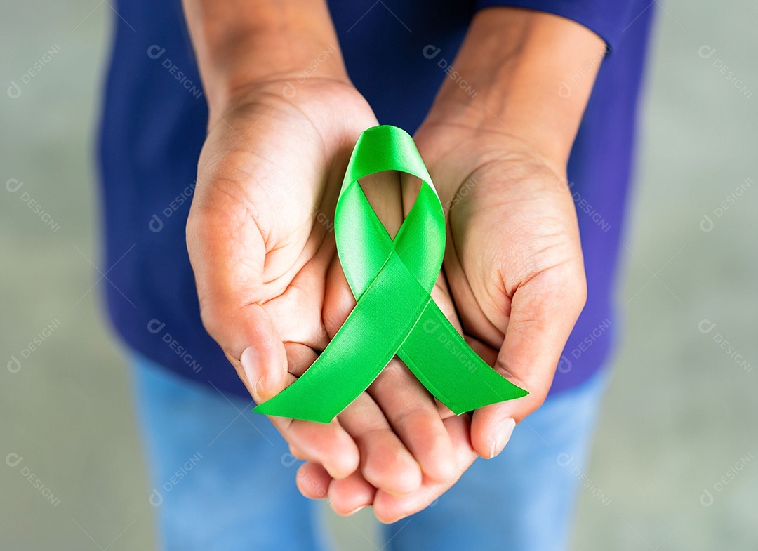 Fita verde colocada nas mãos de humanos Dia Mundial da Saúde Mental